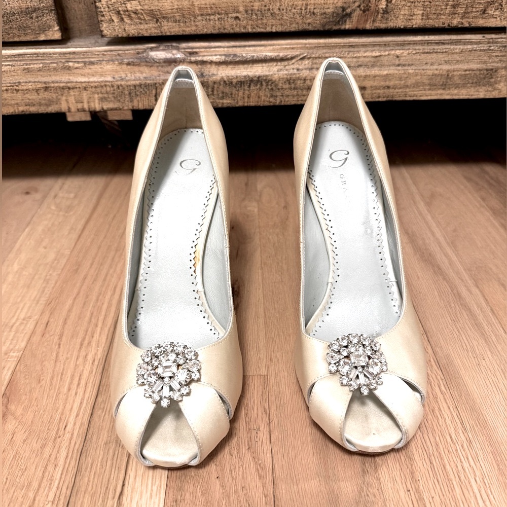 Grazia Dyeable Ivory Silk “Valentine" Open Toe Shoe Rhinestone 4.75” Heel Size 8